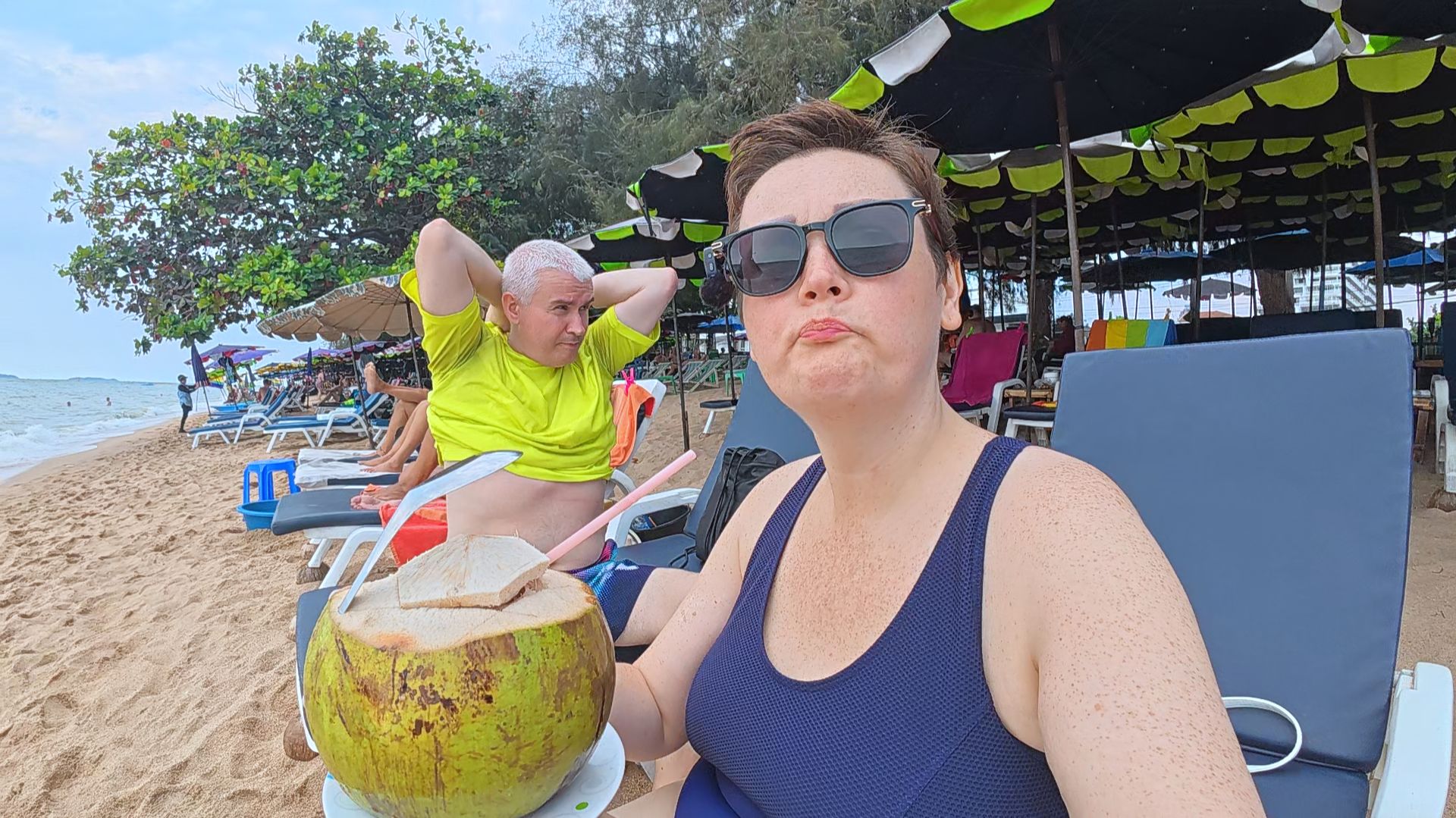 ХВАСТАЮСЬ фигурой ХАЛЯВНЫЙ кофе в Паттайе! Вован ИСТЕРИЧКА проявил ХАРАКТЕР! Отдых пляж Таиланд Влог смотреть онлайн