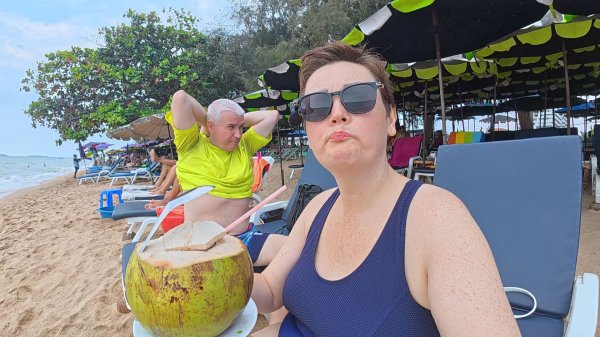 ХВАСТАЮСЬ фигурой ХАЛЯВНЫЙ кофе в Паттайе! Вован ИСТЕРИЧКА проявил ХАРАКТЕР! Отдых пляж Таиланд Влог