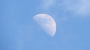 Луна в дымке