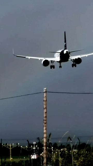 Самолёт мотает от ветра на посадке