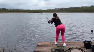 Девушка ловит рыбу на диком озере. Приготовление рыбы. Бушкрафт