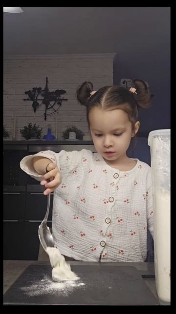 Лерка готовит сырники с мамой #готовимсмамой #готовимсами #Кочепасики