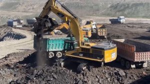 Горнодобывающая Площадка, Укомплектованная Экскаваторами Caterpillar И Liebherr И Парком Грузовых
