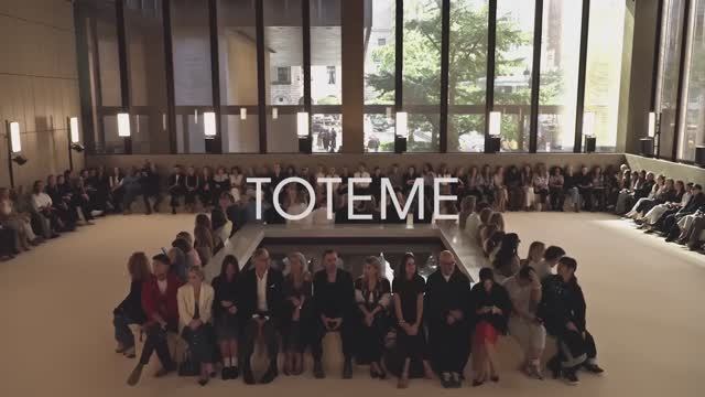 Показ женской коллекции Toteme весна-лето 2026 смотреть онлайн