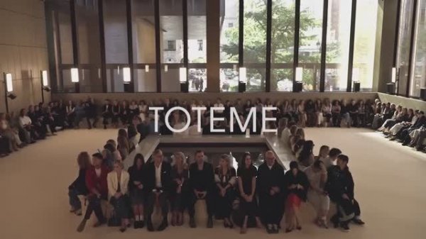 Показ женской коллекции Toteme весна-лето 2026