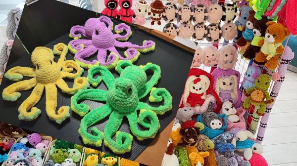 Ярмарка 14 февраля в ТРЦ, продажи, почти, в режиме реального времени!))) Немного навязала.