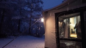 Кемпинг в условиях сильного снегопада в роскошном автодоме с надувной палаткой с подогревом 🚗