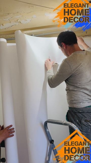 Небольшие трудовые дни: поклейка бесшовных обоев к дальнейшей окраске! #бесшовныеобои #обои #клеим