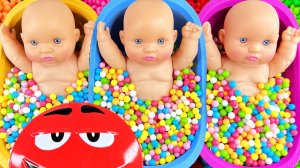 Мультики для детей. Яркие шарики в ванночках с куклами. Смотреть онлайн для детей и малышей.