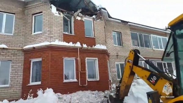 В Башкирии под тяжестью снега разрушилась часть стены двухэтажки