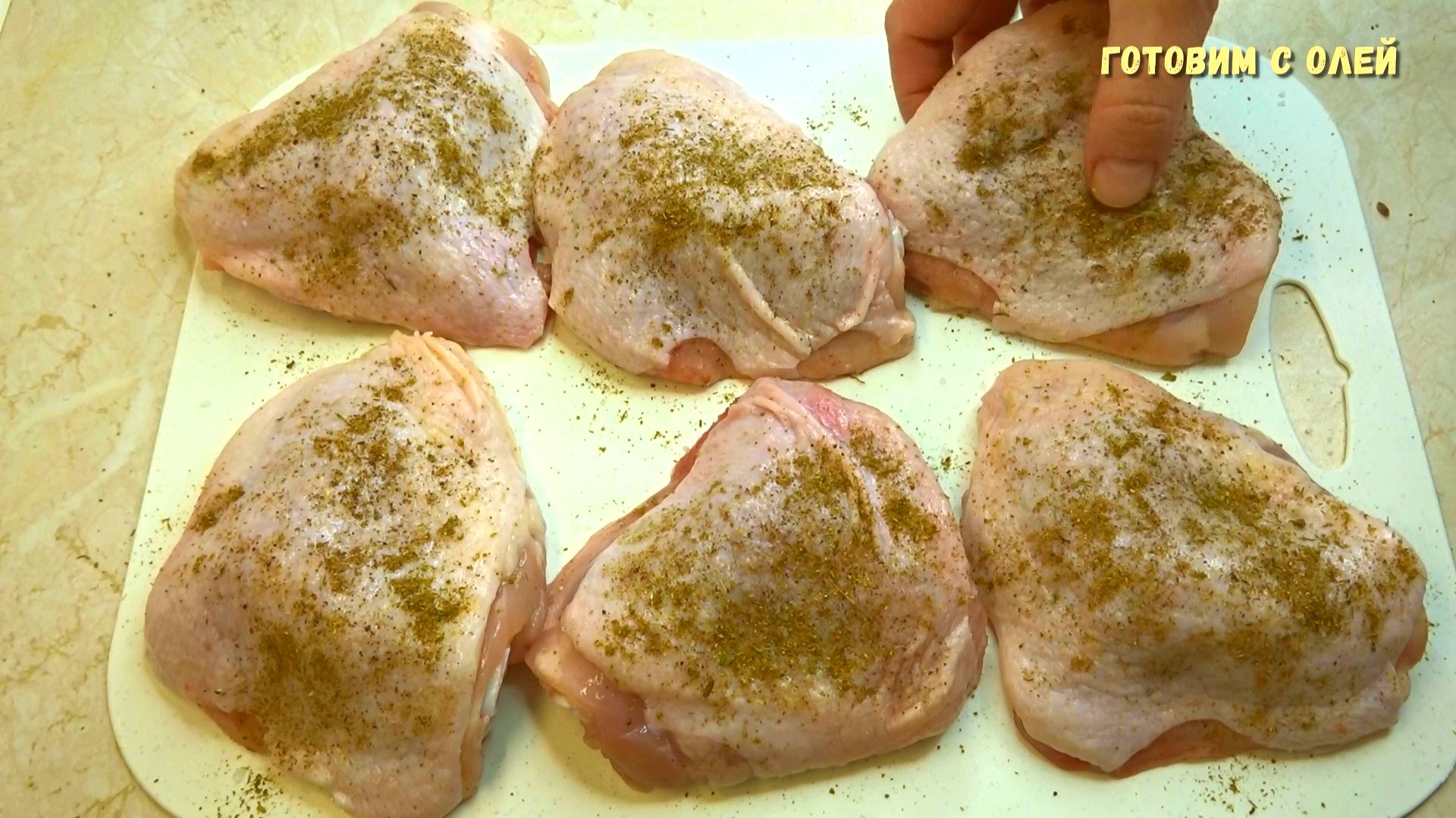 Это самые СОЧНЫЕ и ВКУСНЫЕ куриные бедра на сковороде. Сразу два лучших рецепта смотреть онлайн