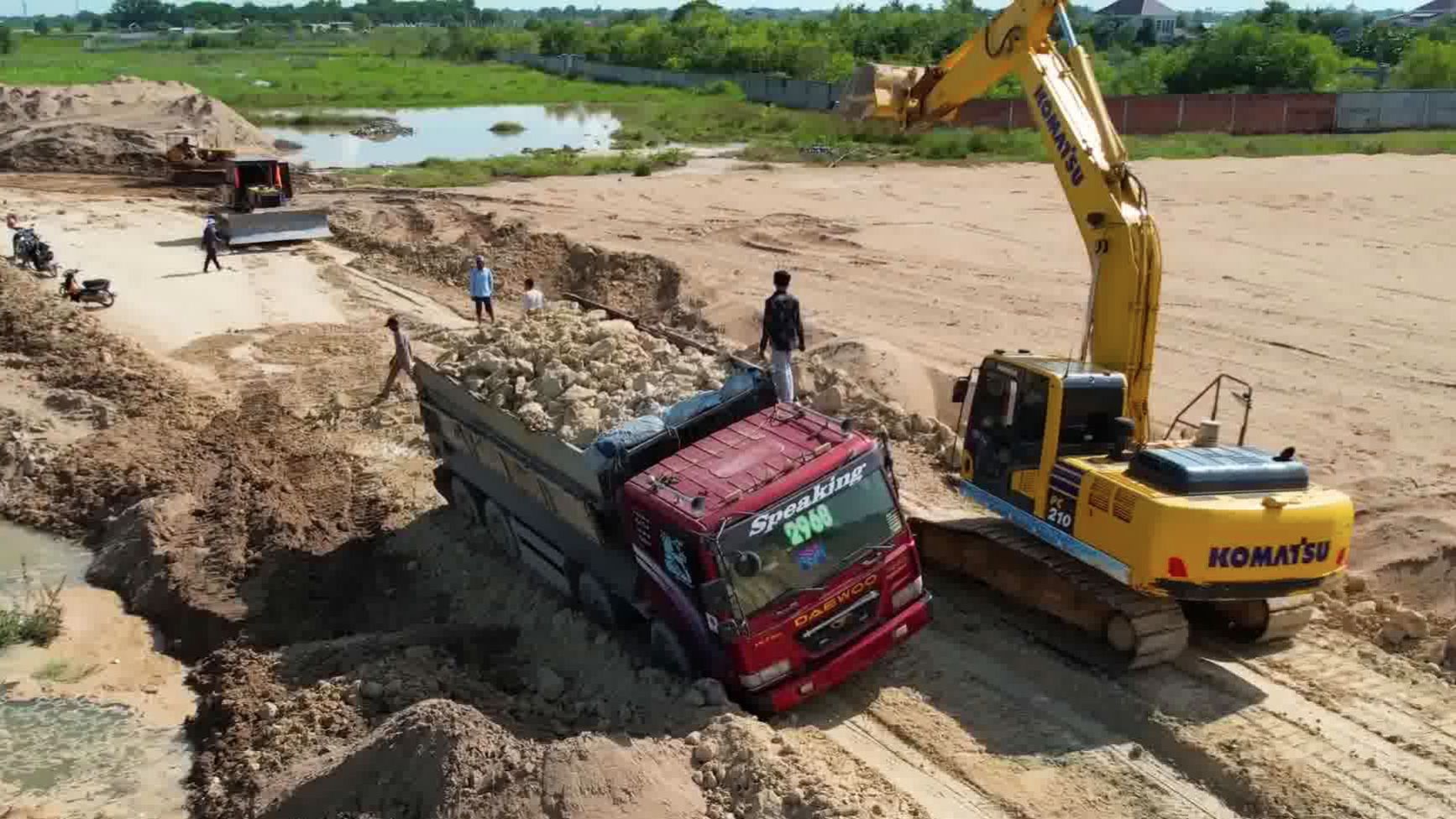 Застрял по самую кабину! Эвакуация тяжелым Komatsu