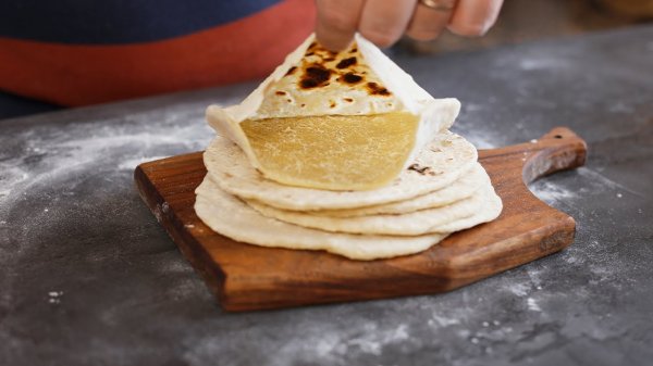 Пита - простой рецепт. Мука, вода, соль. Пита домашняя.