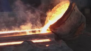 Тонны металлолома переплавляют в стальные чушки. Процесс переработки металлов.