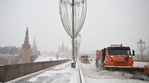 Дороги и улицы заметает, снегопады один за одним обрушиваются на Москву