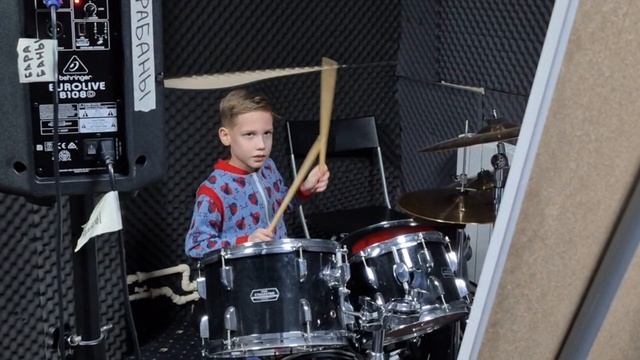 Максим и барабанная установка.🎉🥰😄.Учится,нравятся занятия. смотреть онлайн