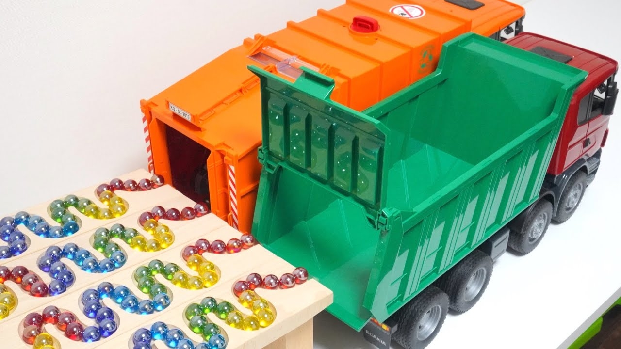 Мультик для детей и малышей. Грузим разноцветные шарики в большие самосвалы.