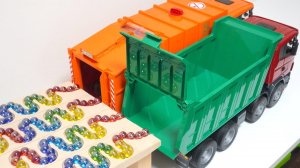 Мультик для детей и малышей. Грузим разноцветные шарики в большие самосвалы.
