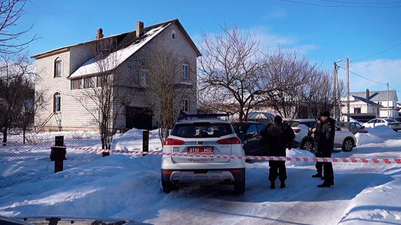 Банда вооруженных налетчиков взяла в заложники жильцов частного дома под Минском смотреть онлайн