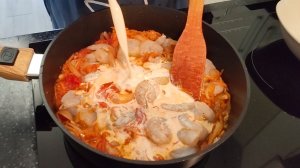 Креветки в сливочном соусе с фунчозой.