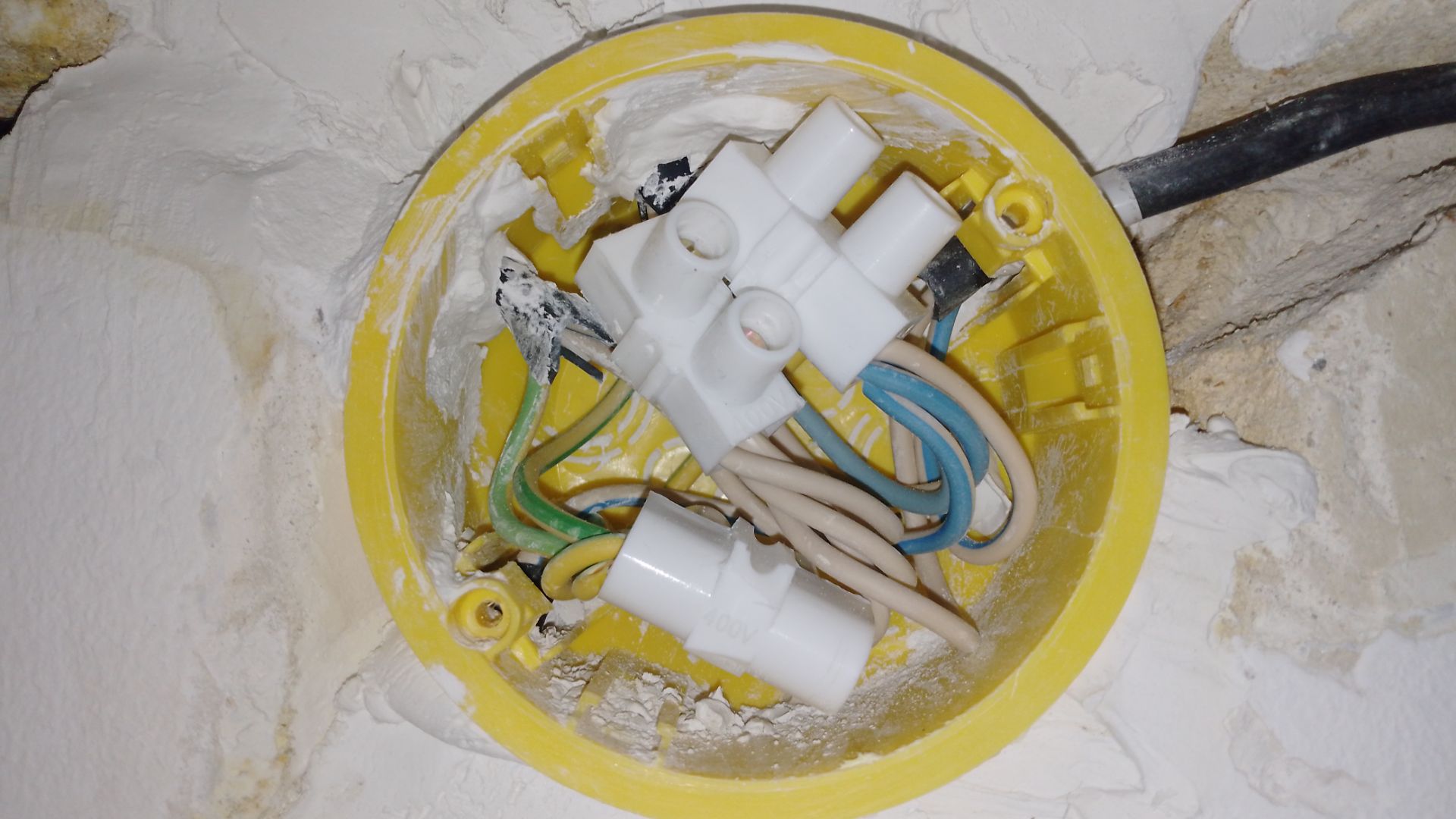 Соединение проводов в распред коробке на стене. Серия 10