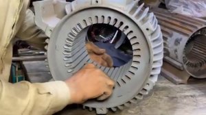 Производство электромотора из металлического лома в гаражном кооперативе.