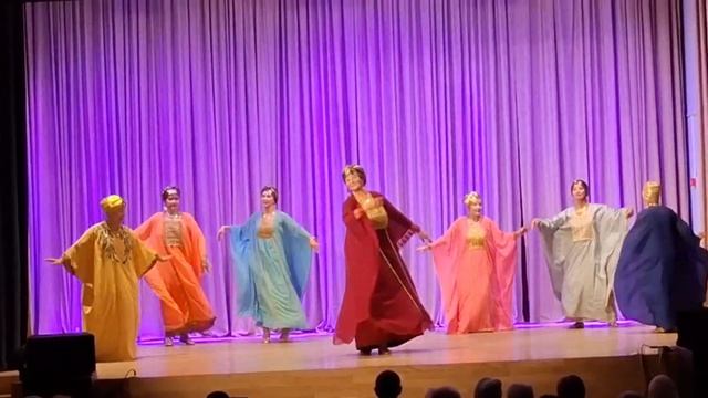 Иранский танец в абайях. 
Клуб восточного танца