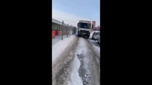 Пробраться к бакам не может мусоровоз из-за нечищеного двора