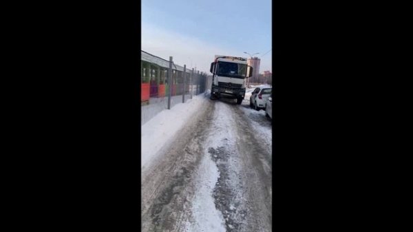 Пробраться к бакам не может мусоровоз из-за нечищеного двора