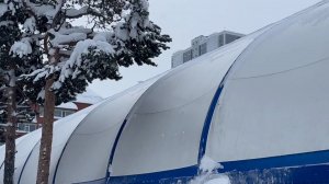 Что произошло. 17.02.26.  В Югре под снегом, упавшим с крыши спорткомплекса, погиб ребенок