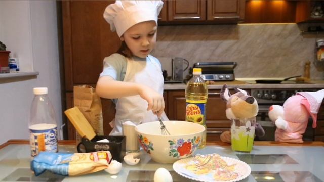 Масленица для детей: Настя учит печь блины с Волком и Кроликом