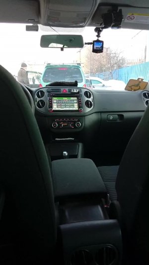 одна в машине.