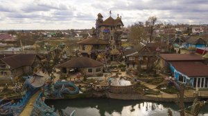 мост  через  речку. цветники на даче .страна Вихляндия.