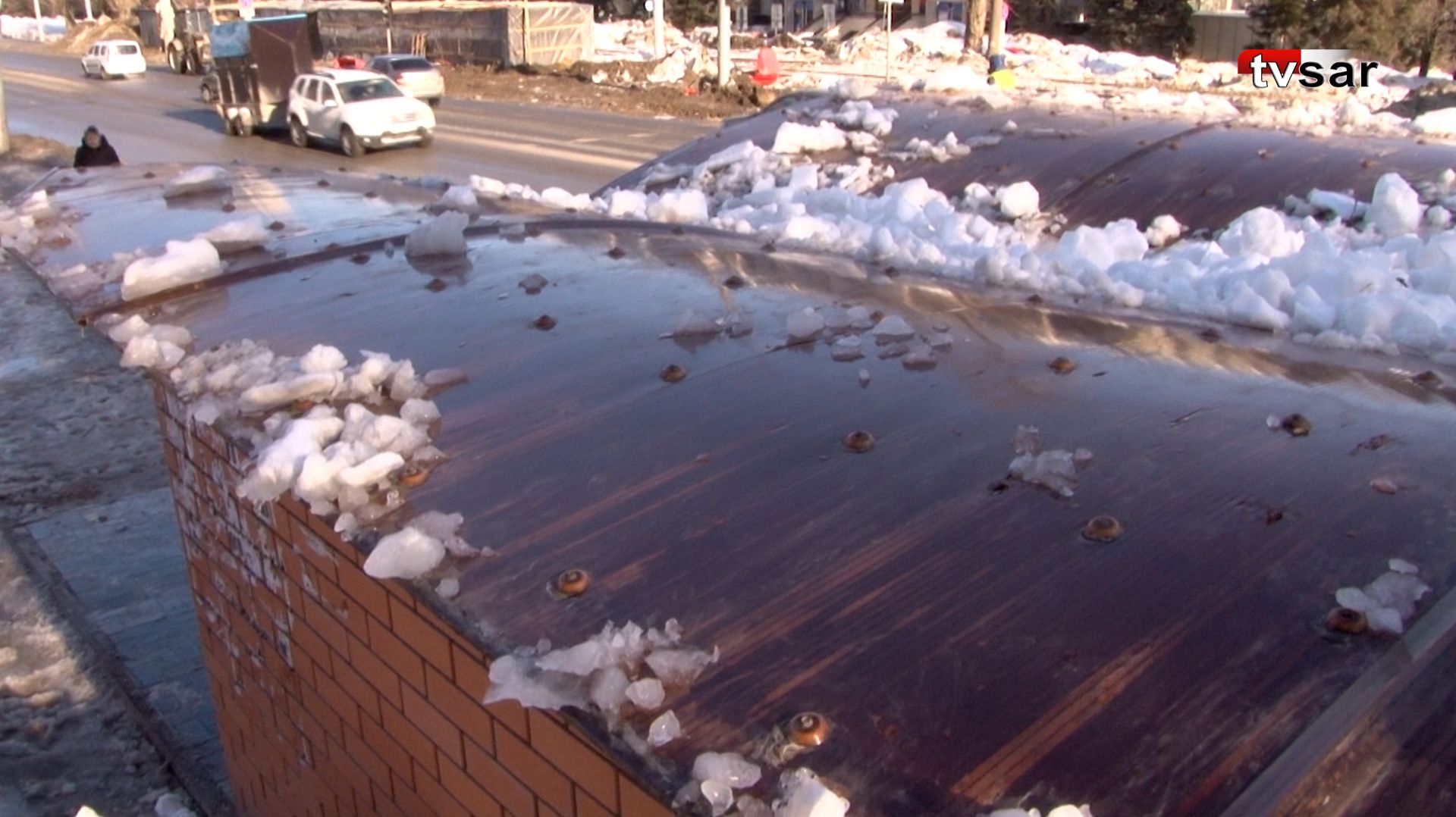 В Саратове скопившийся снег сломал крышу нового пешеходного перехода смотреть онлайн