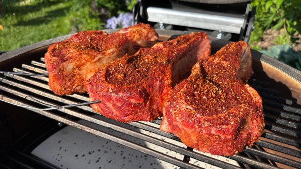 Рибай на кости на керамическом камадо Diamond Egg Dream