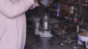 Реставрация стартера старого грузовика - процесс восстановления работоспособности.