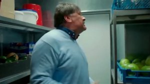 Отрывок из сериала кухня мужчина Виктор Баринов стучит по столу бьет ногами дверь злится кричит