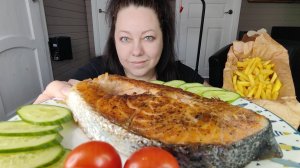 Мукбанг Лосось стейк, картофель фри, соус, овощи.