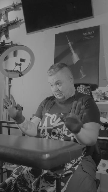 Когда-то давно в тату салоне)