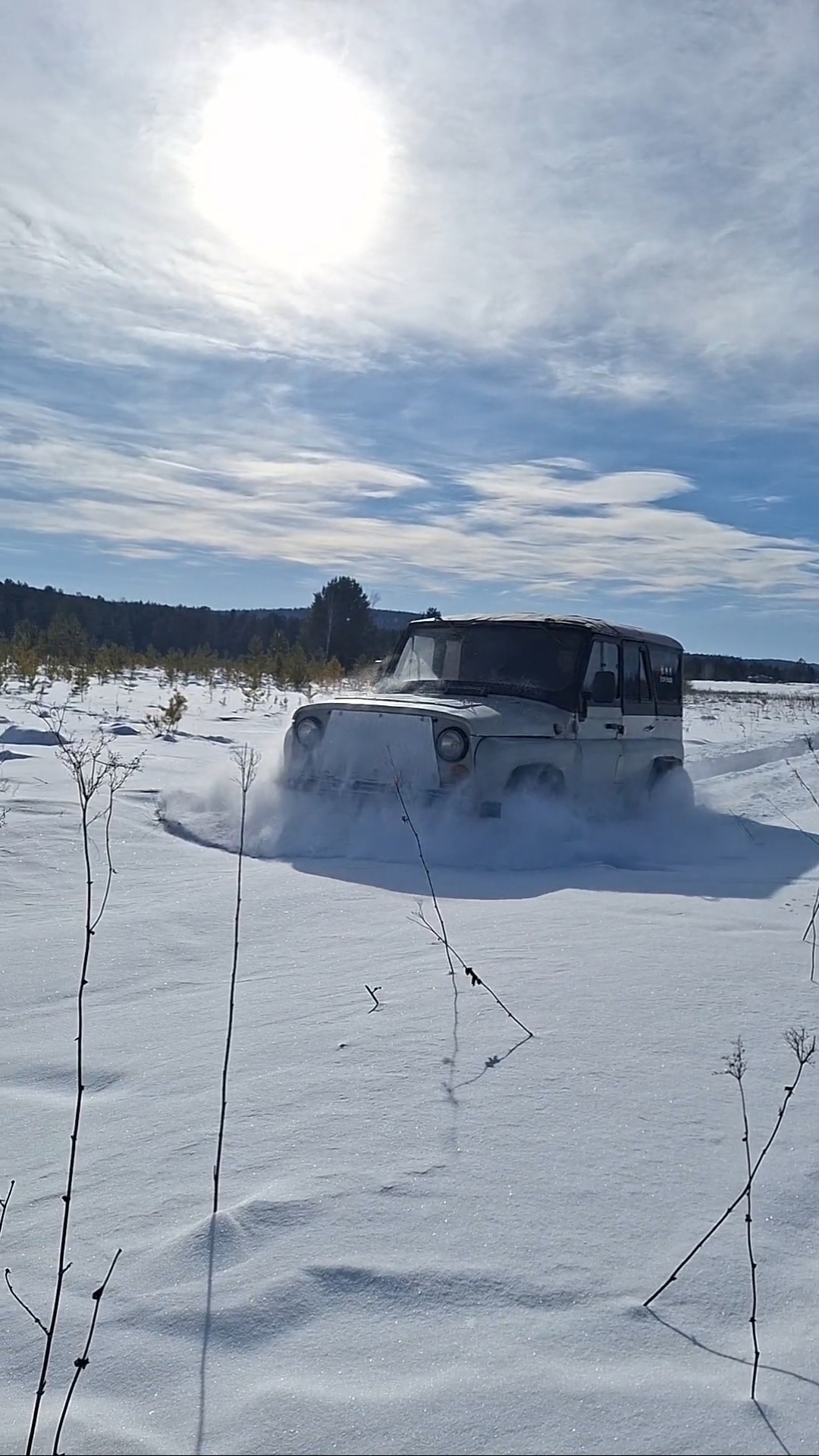 УАЗ прет по глубокому  снегу🚗 #offroad #веснаблизко #uaz #Сибирь #бездорожье #внедорожники #Егор