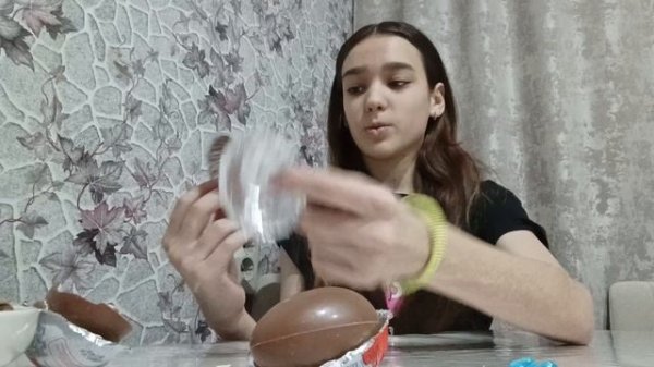 Вика РАСПАКОВКА двух киндеров сюрпризов