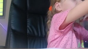 Мия рисует красивые рисунки