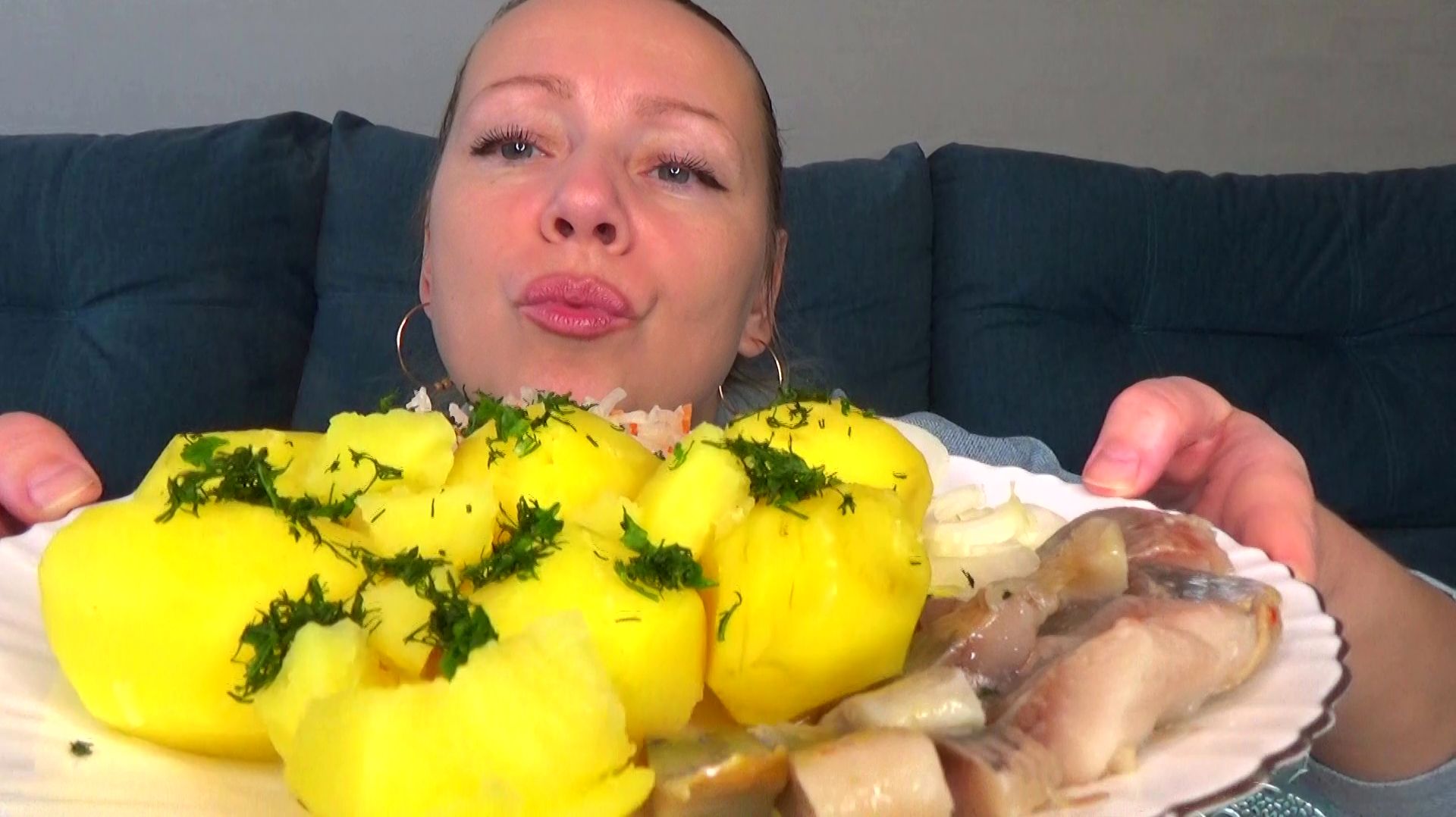 Мукбанг вкусняцкий отварная картошка с селедкой и квашеной капустой. Еда вкуснота. смотреть онлайн