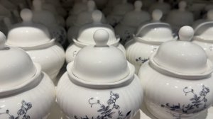 В Светофоре классные завалы посуды! Много новинок для кухни. Красивые тарелки, кружки, кастрюли.