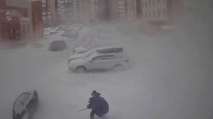 Упавшие с крыши ледяные глыбы едва не убили бабушку с ребенком: кадры.