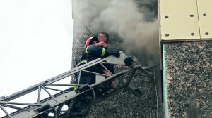 Появились кадры спасения шестилетнего мальчика из горящей квартиры в Абакане.