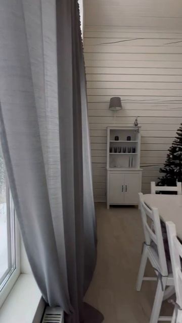 Дом из бруса в поселке с озером