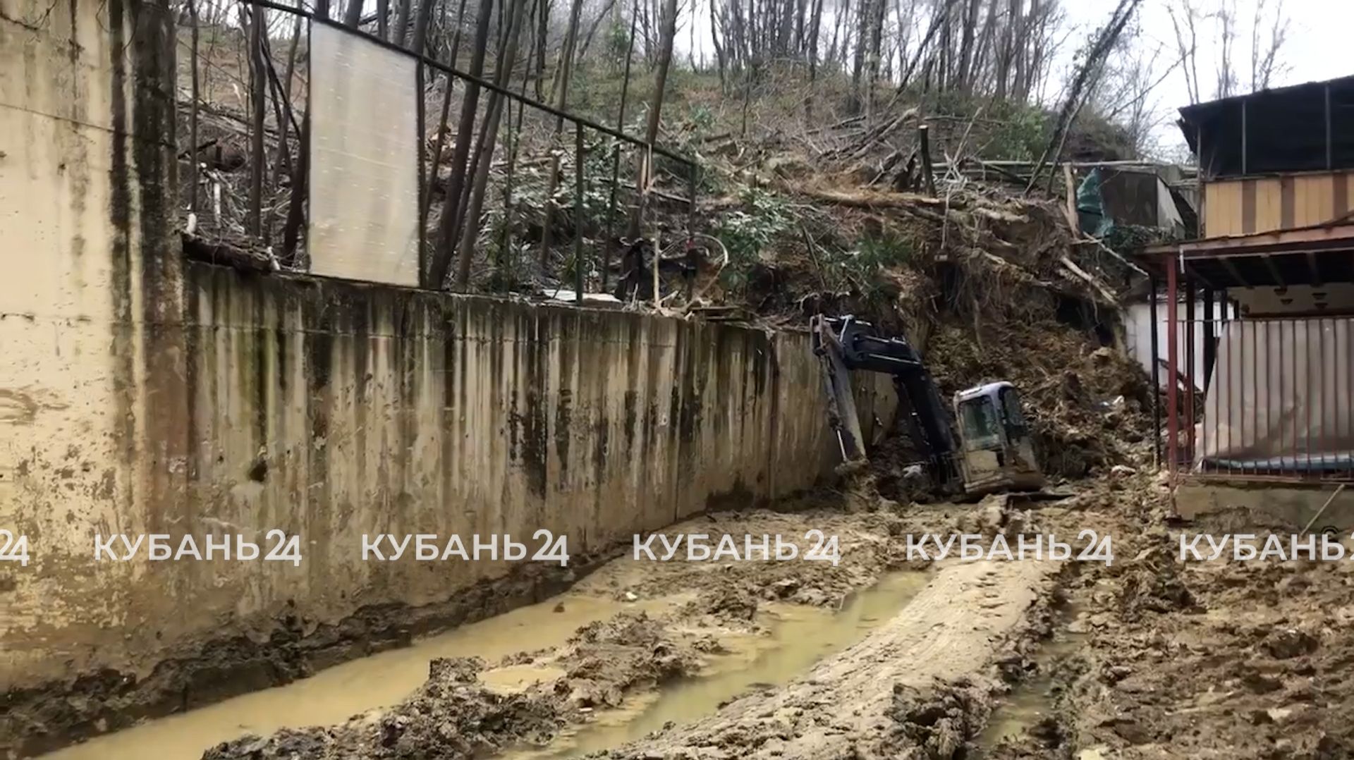 В Сочи грунтовые воды попали в квартиру дома на Петрозаводской из-за оползня смотреть онлайн