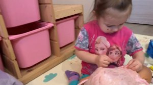 Полина играет с куклами/ Одеваем и раздеваем игрушки