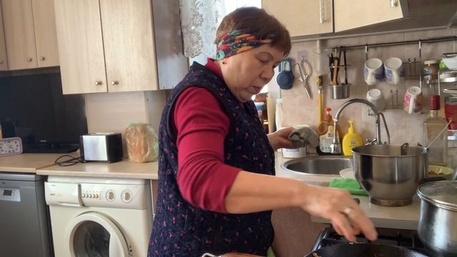 Отвечаю на комментарии. Блины или оладьи с начинкой. Блины не получились.